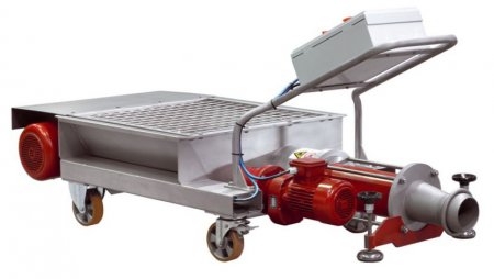 Винтовой насос с подающим механизмом для виноделия