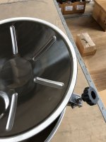 Круглый люк с пятью точками зажима